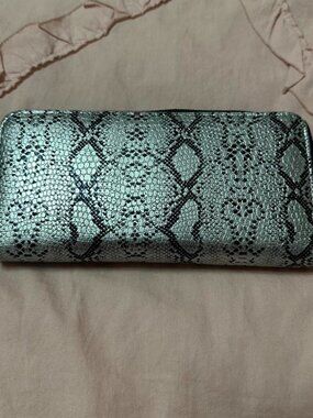 Silver & black snakeskin print wallet.